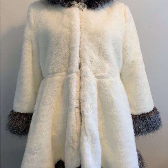 NWT women’s faux fur hooded Skating Coat. Offshore sizing, see details. - Picture 3 of 8